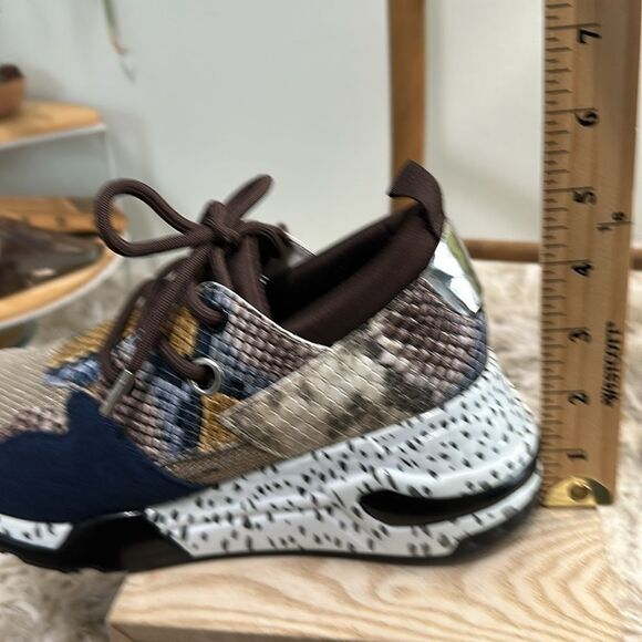 Steve Madden Cliff Round-Toe Lace Up Sneakers Multi Snake Pattern Size 7 M - Picture 13 of 17